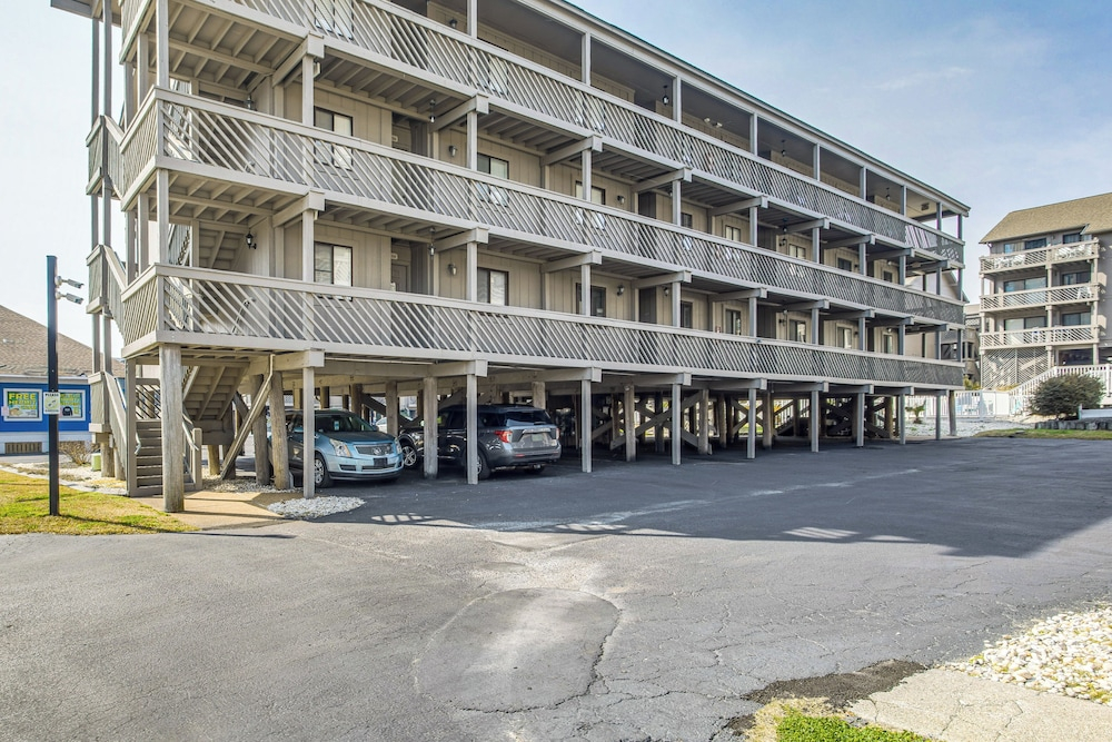 Walk to Ocean: Condo w/ 3 Pools in Myrtle Beach