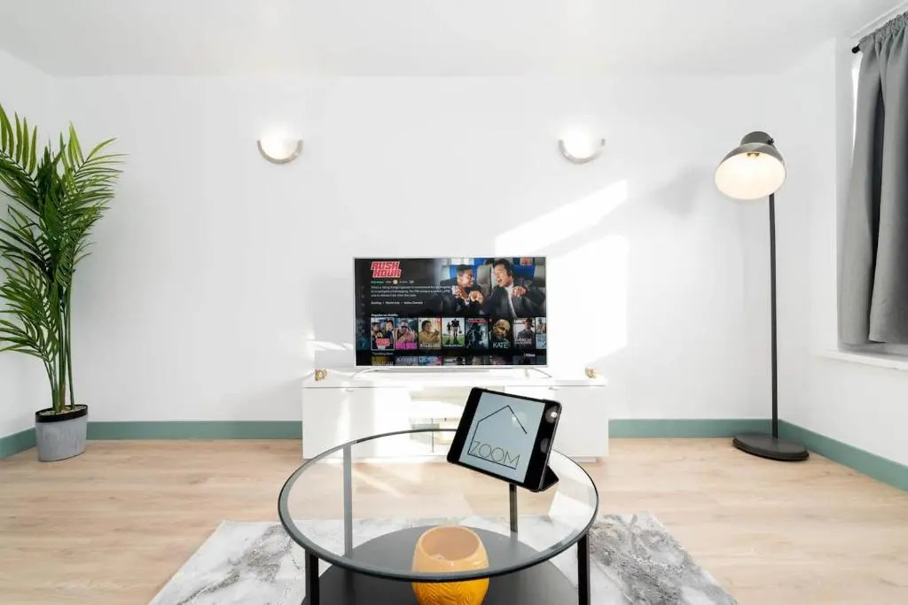 Stylish, modern 3 bedroom townhouse with parking