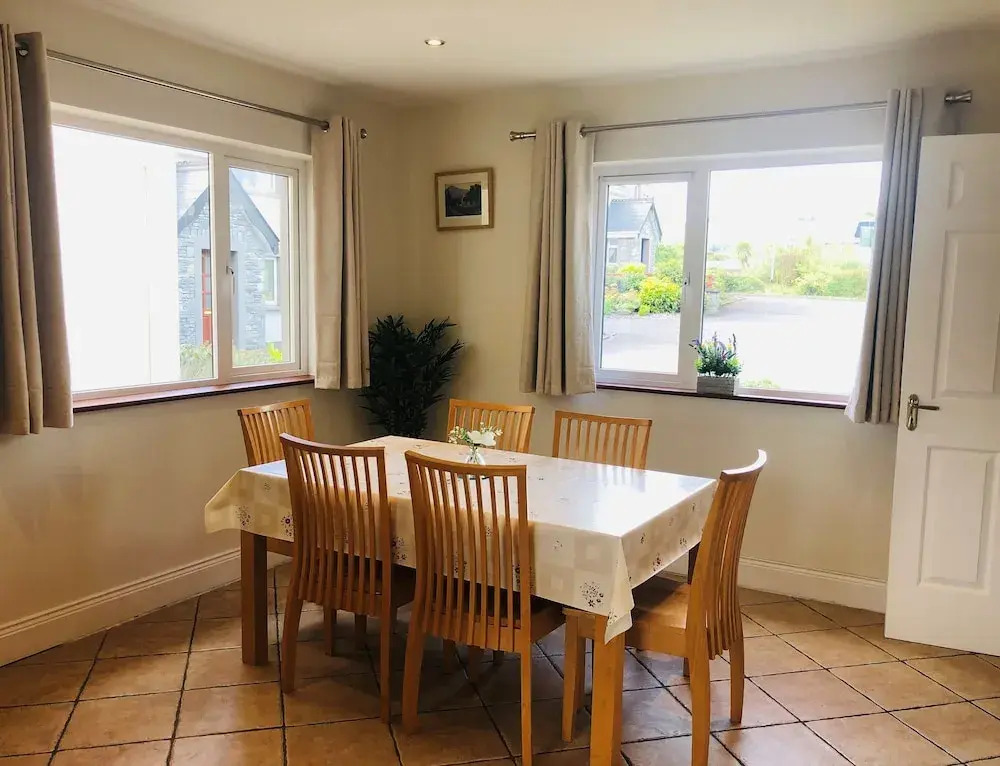 Modern Bright Detached Home Just a Short Stroll From Town