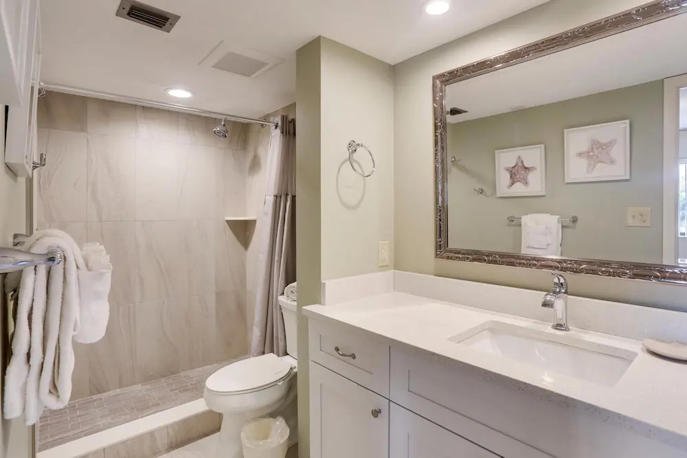 Land's End 206 Building 3 Updated / Bay Views/ End Unit!
