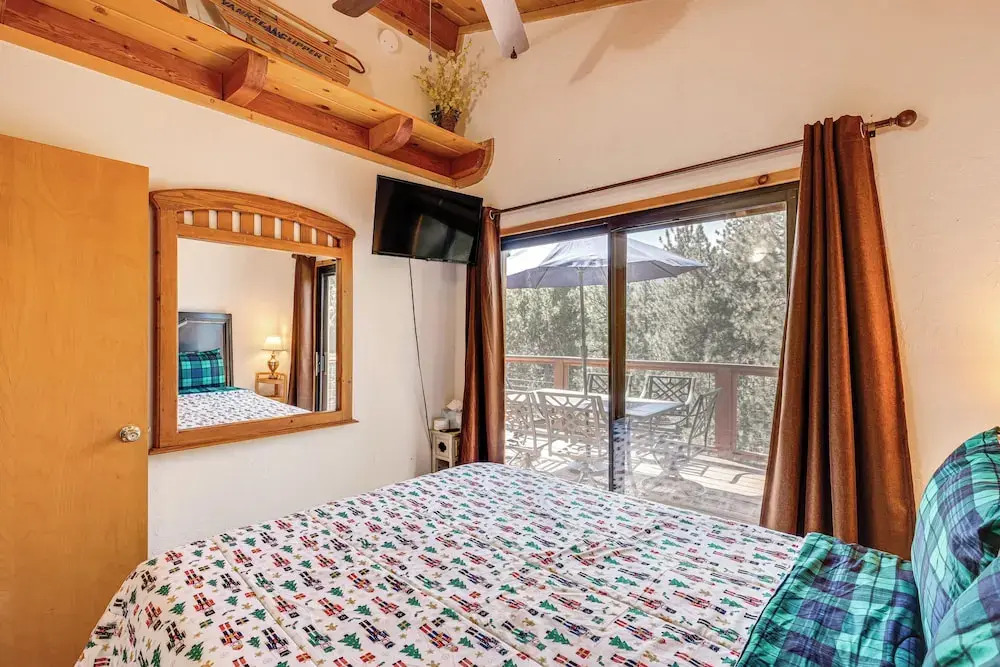 1 Mi to Skiing: Mtn-view Cabin in Big Bear Lake