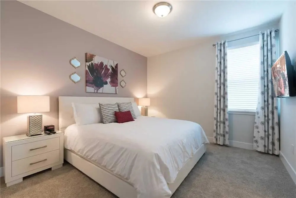 Reunion Beauty 8 Bedroom Home with Private Pool and Spa