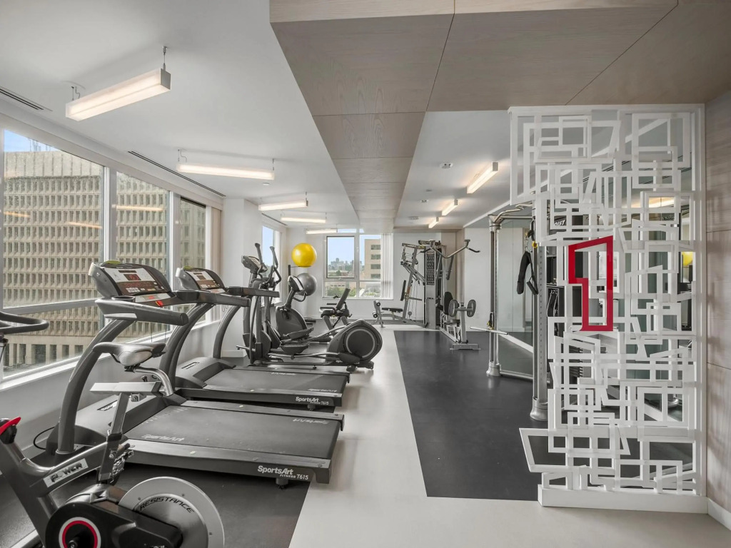 Sleek 1BR + office Condo - CN Tower/Skyline view