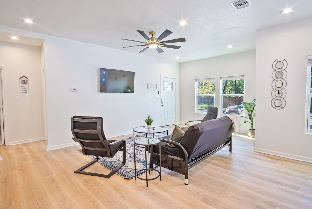 Urban Delight 4br/3ba Near City Center