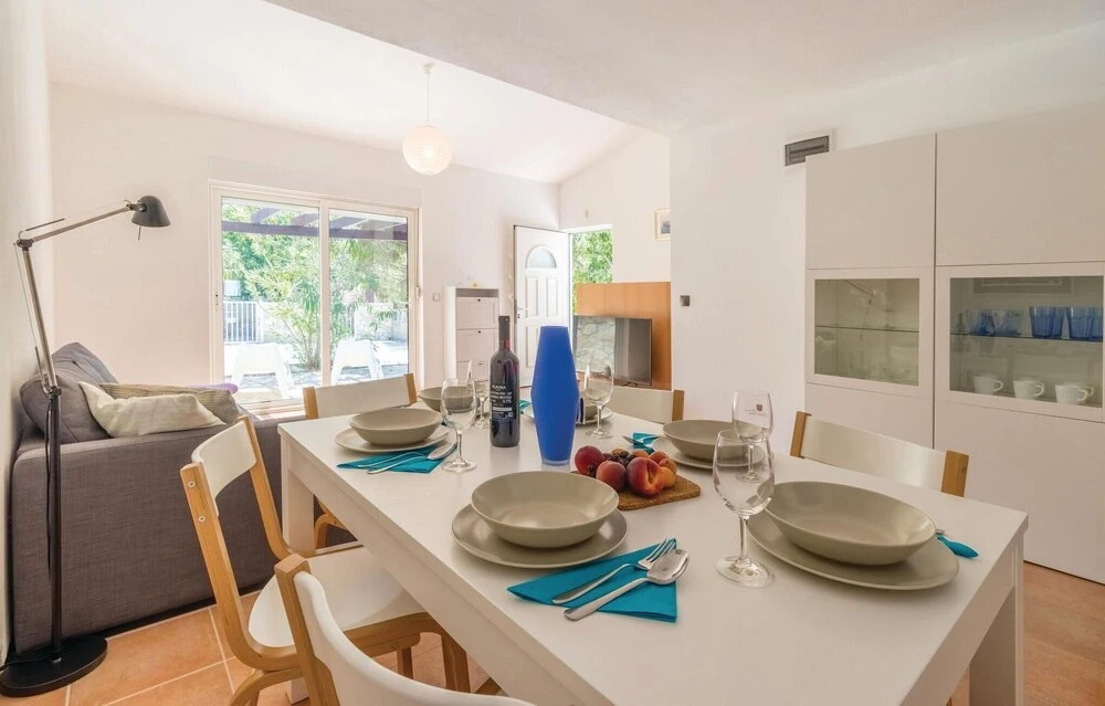 Stunning Home in Zdrelac With Wifi and 2 Bedrooms