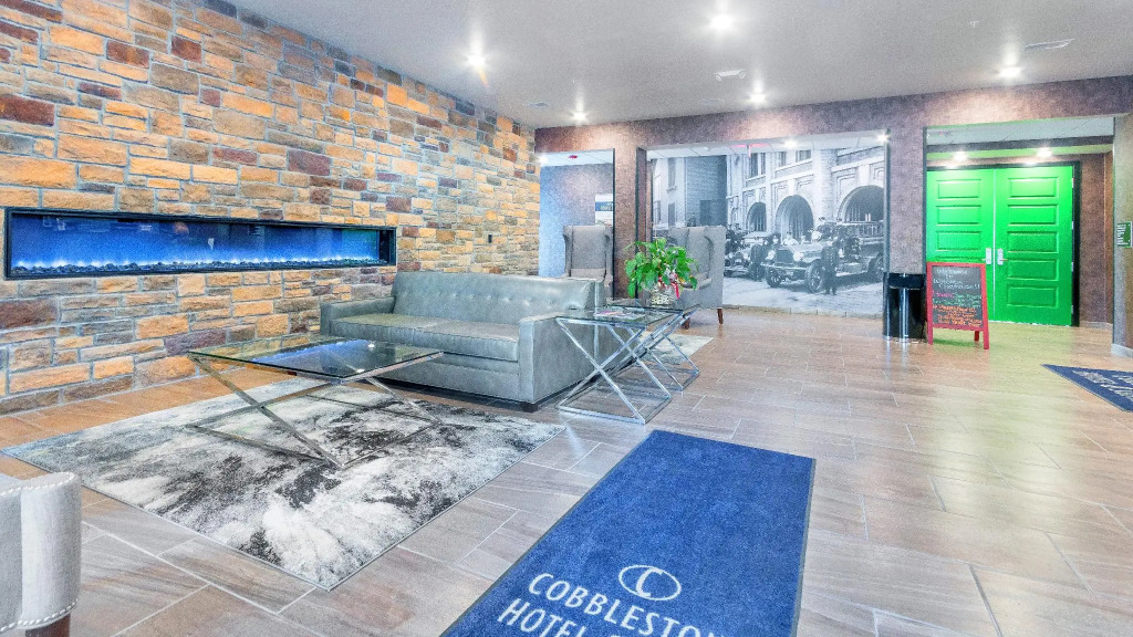 Cobblestone Hotel & Suites - Janesville