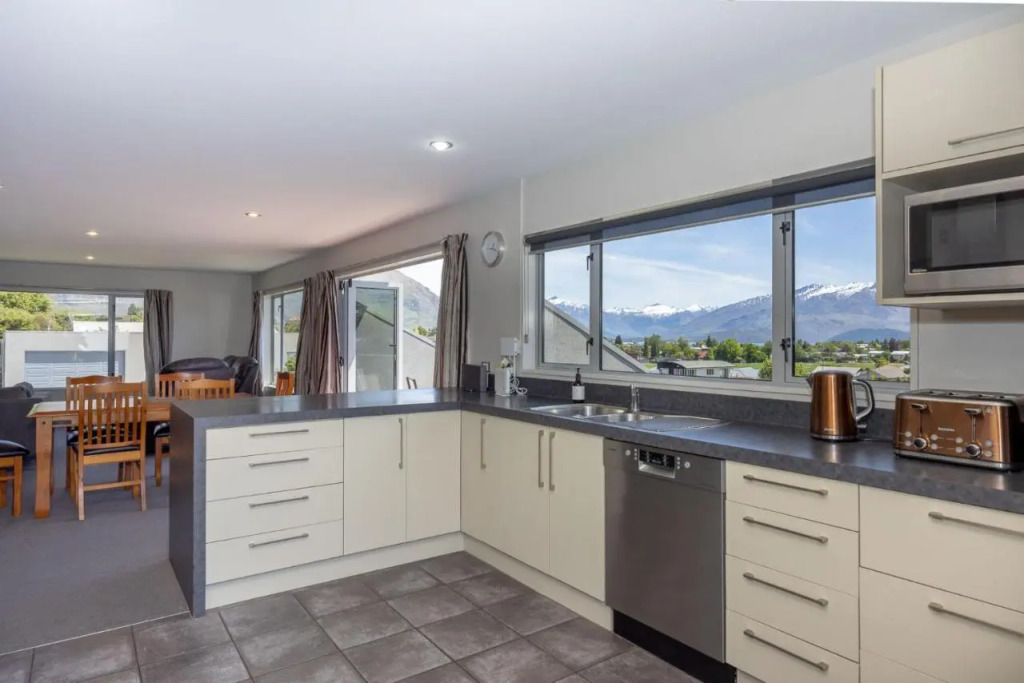 KING99 - Wanaka Views on King