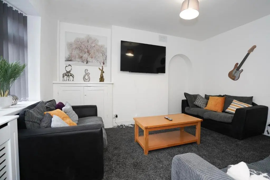 BIRMINGHAM COPLOW, 3 bedrooms house, with 6 beds, 2x doubles beds, 3x singles beds and 1 sofa-bed,sleeps people