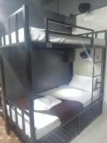 Airport Hostel 13