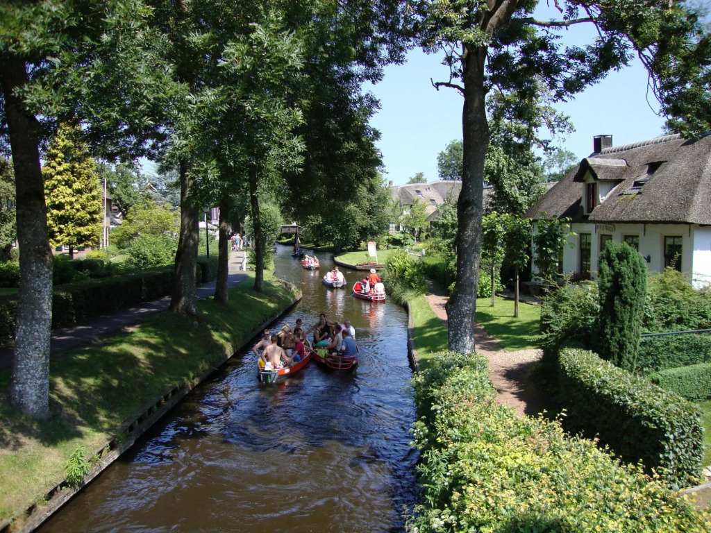 Beautiful House With Sandy Beach, Near Giethoorn