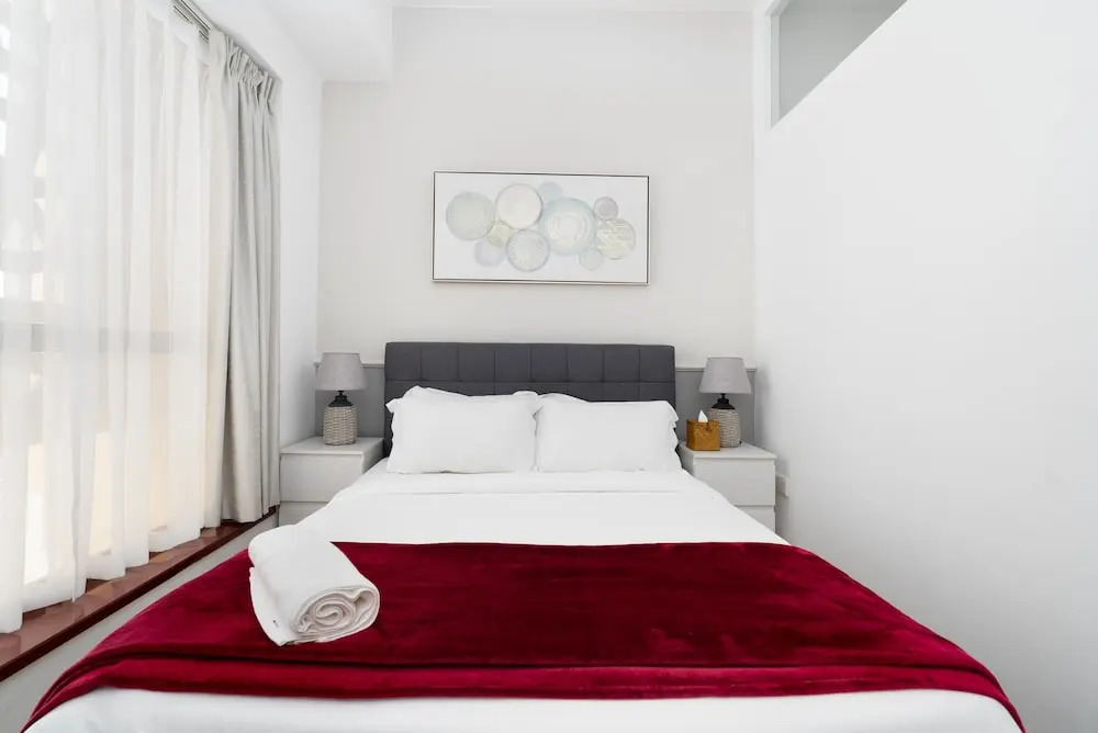 Whitesage - Magnificent Waterfront Apt, Steps From the Beach