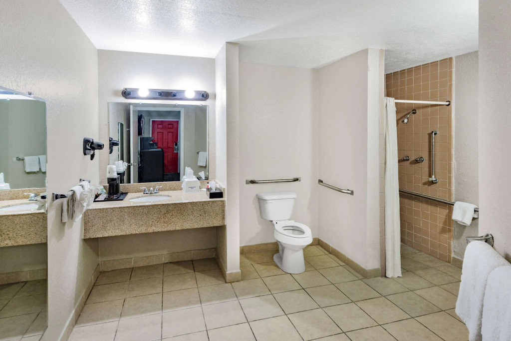 Howard Johnson by Wyndham Houston Hobby Airport