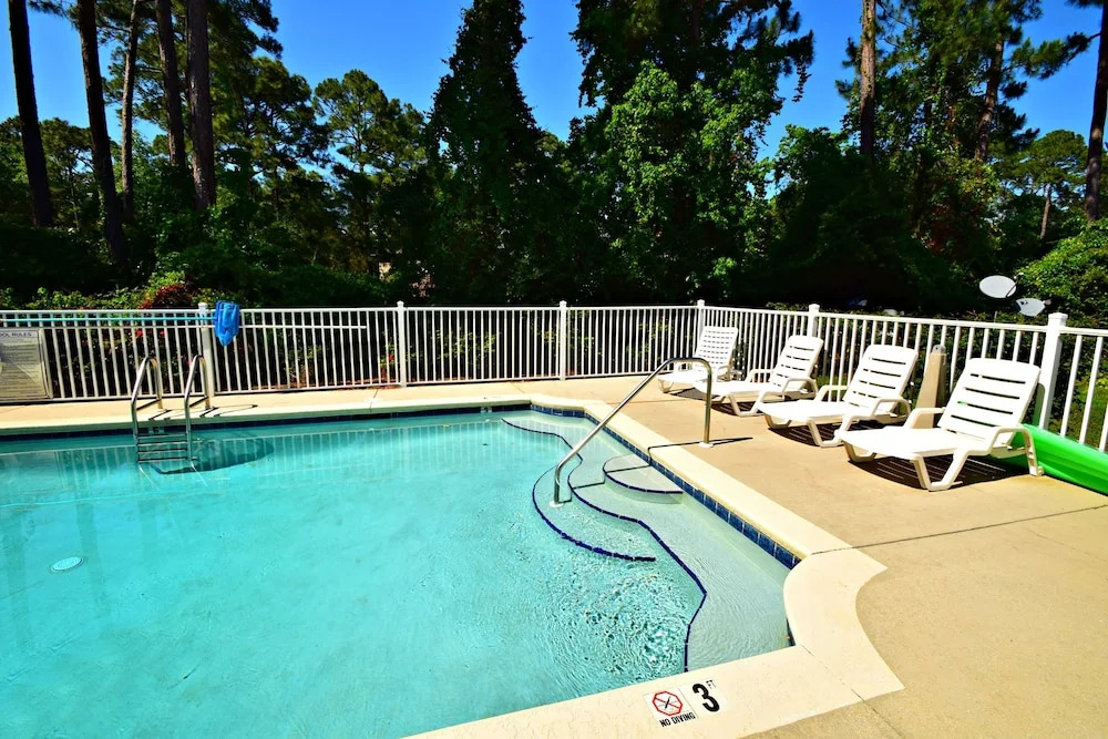Laguna Breeze E 2 Bedroom Condo by Redawning