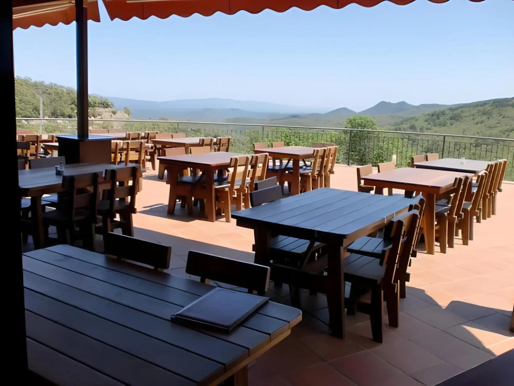 Restaurante y Alojamiento Can Mach