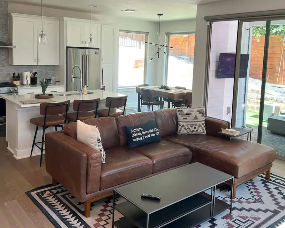 Upstay - Eastside Home w Patio  BBQ - Mins to DT, Austin