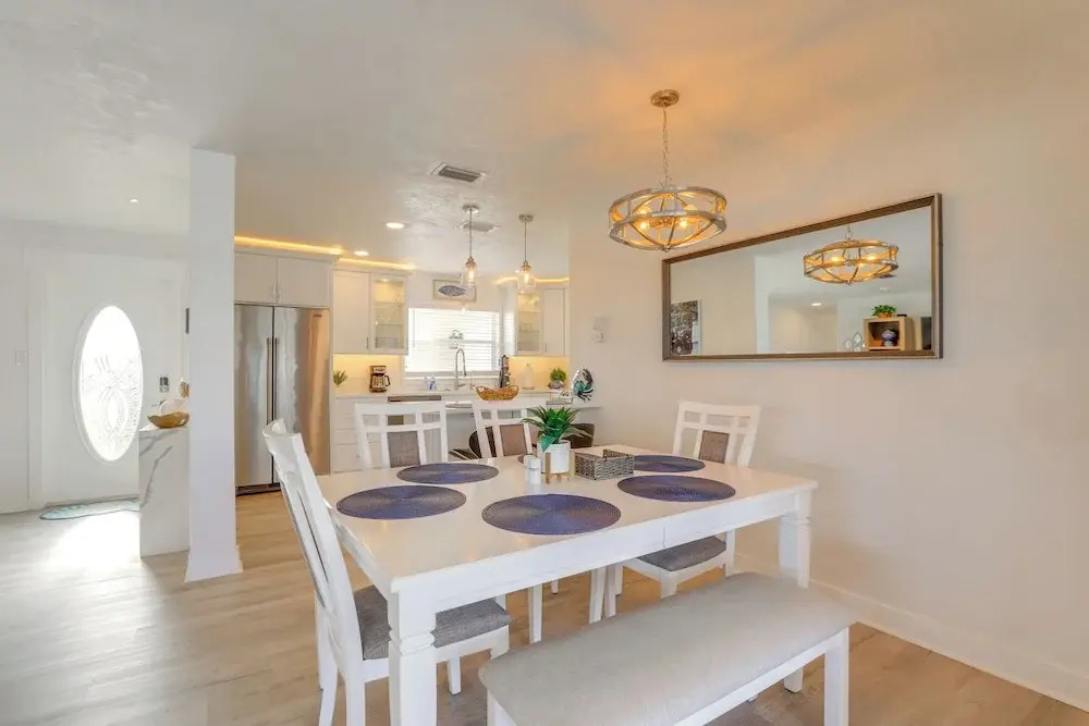 Canal-front Haven: Pool, Dock & Lanai in Palmetto