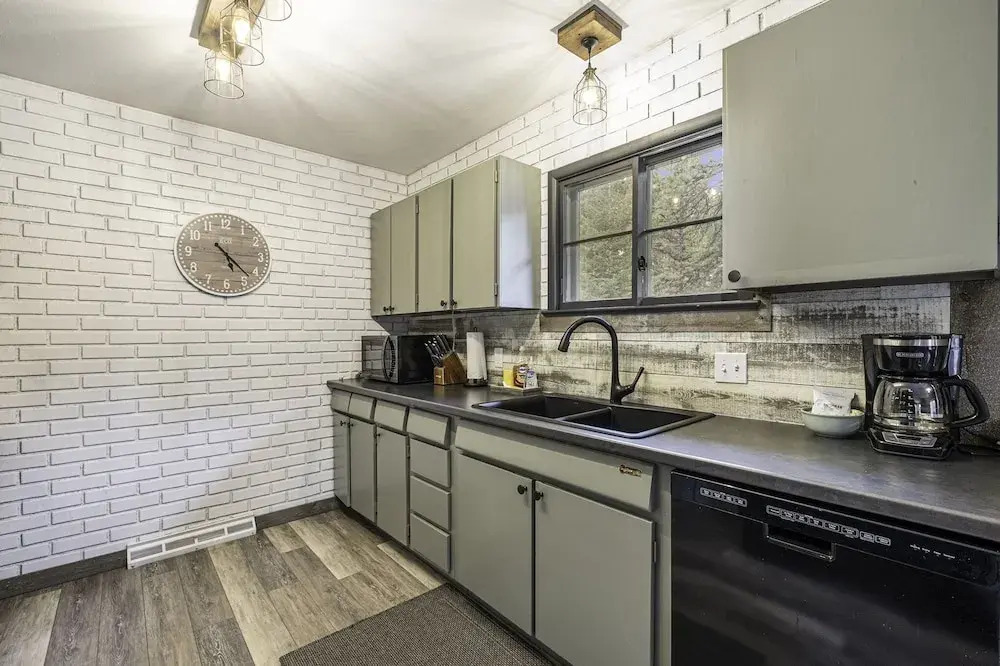 Aspen View Getaway - Monthly Long-term Vacation Rental 30+ Days -- Estes Park 4 Bedroom Home by RedAwning