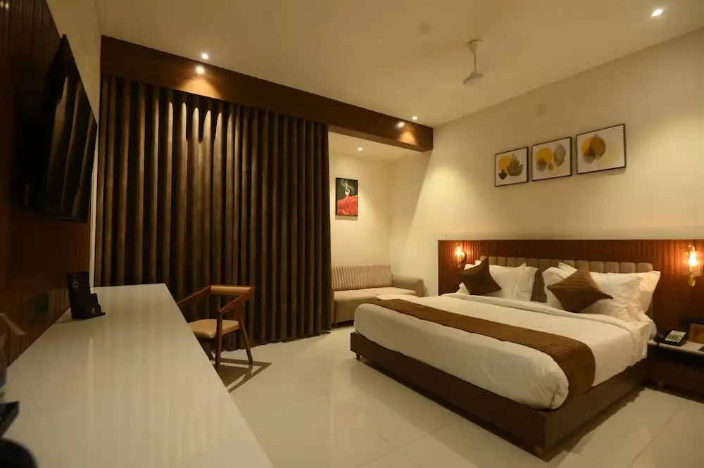 Kings Kraft Tremezzo Inn, Somnath