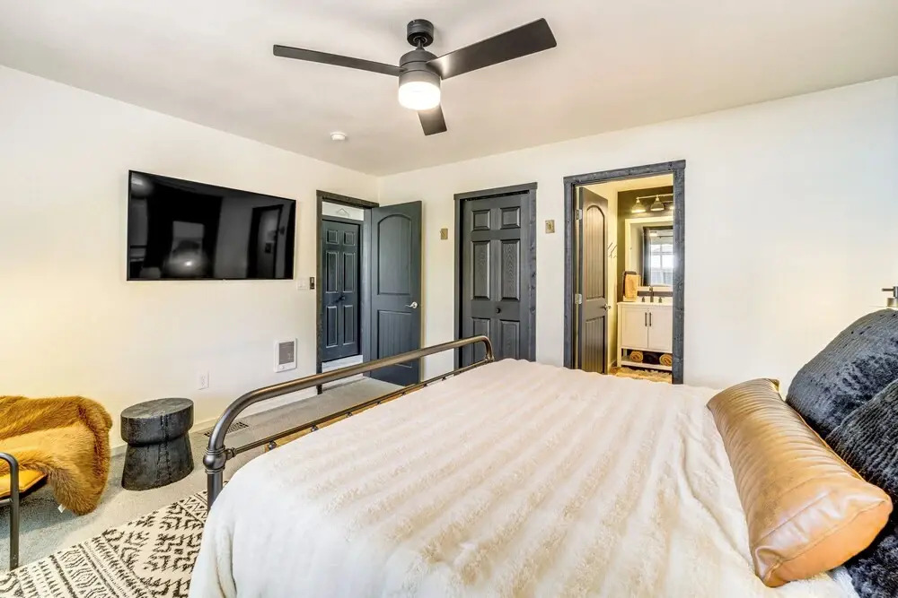 Walk to Trails: Modern Munds Park Mountain Retreat