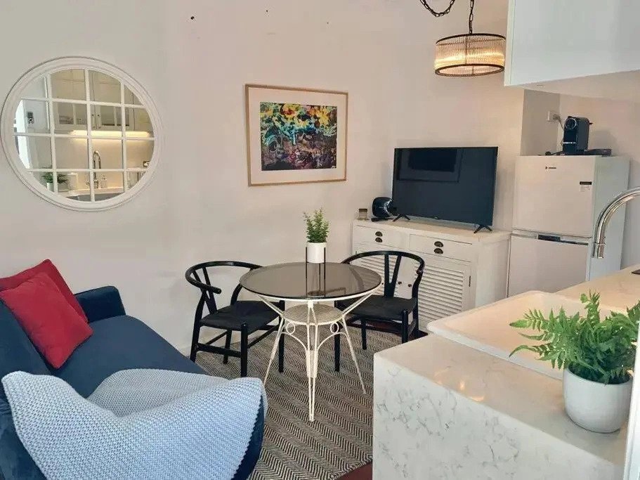 Stylish Private Studio, Close to Beach, WIFI, Parking