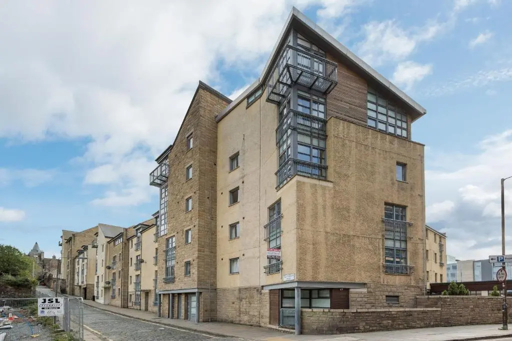 388 Fabulous 2 Bedroom Apartment With Parking 2 Minutes Walk From the Royal Mile