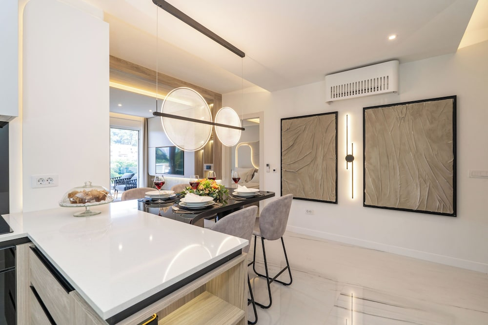 THE SIGNATURE SUITE by DuHomes