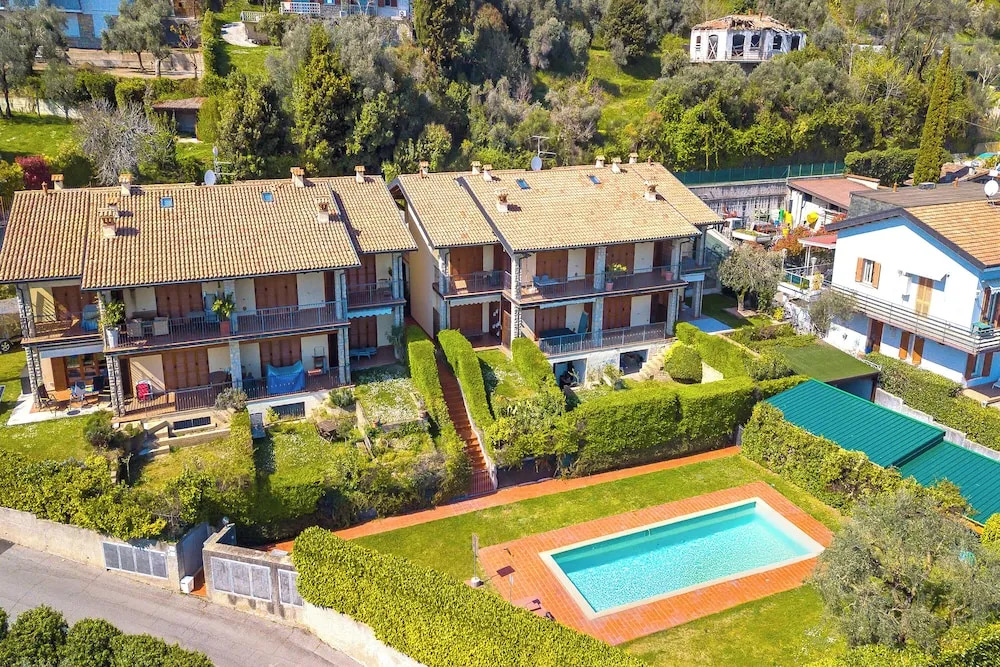Julia's House With Lakeview and shared pool