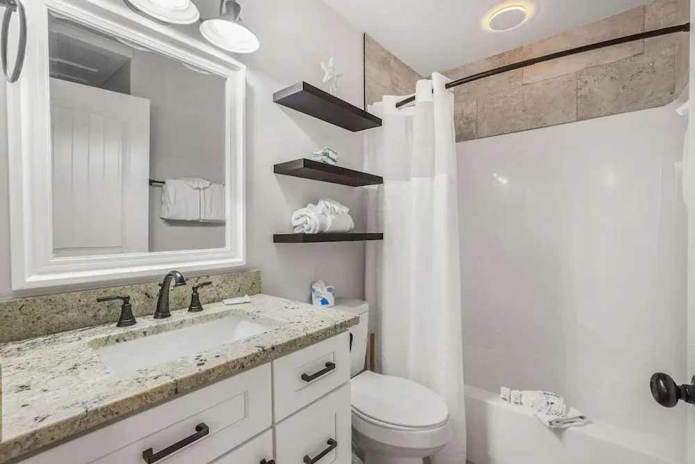 Lagoon Landing 202- Beautifully Decorated Condo With Balcony Pool Steps to Beach Lagoon