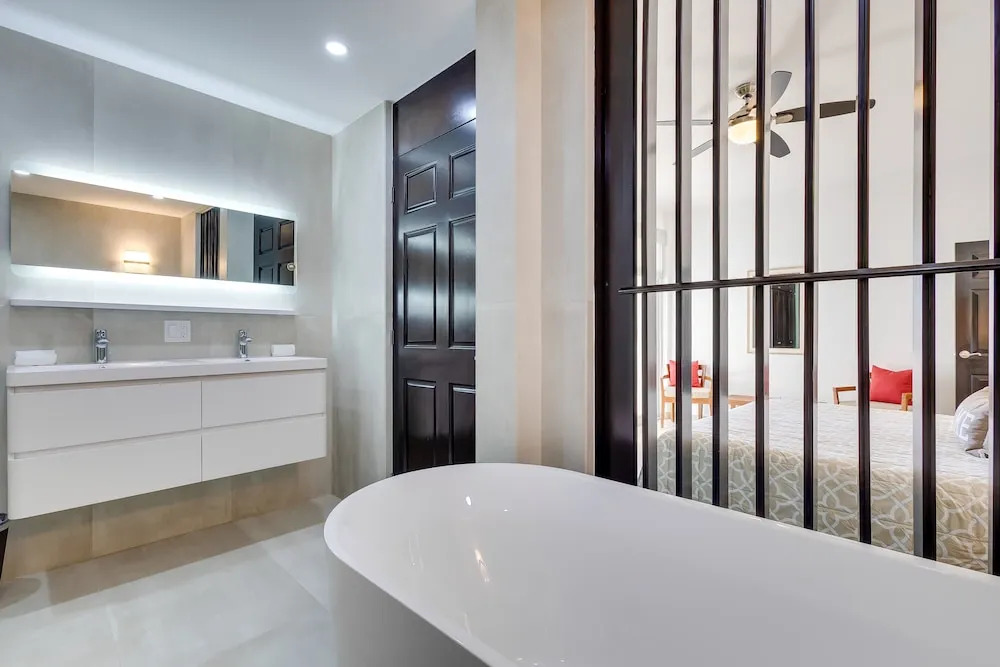 Beachfront Oasis in Cabo with Resort Amenities