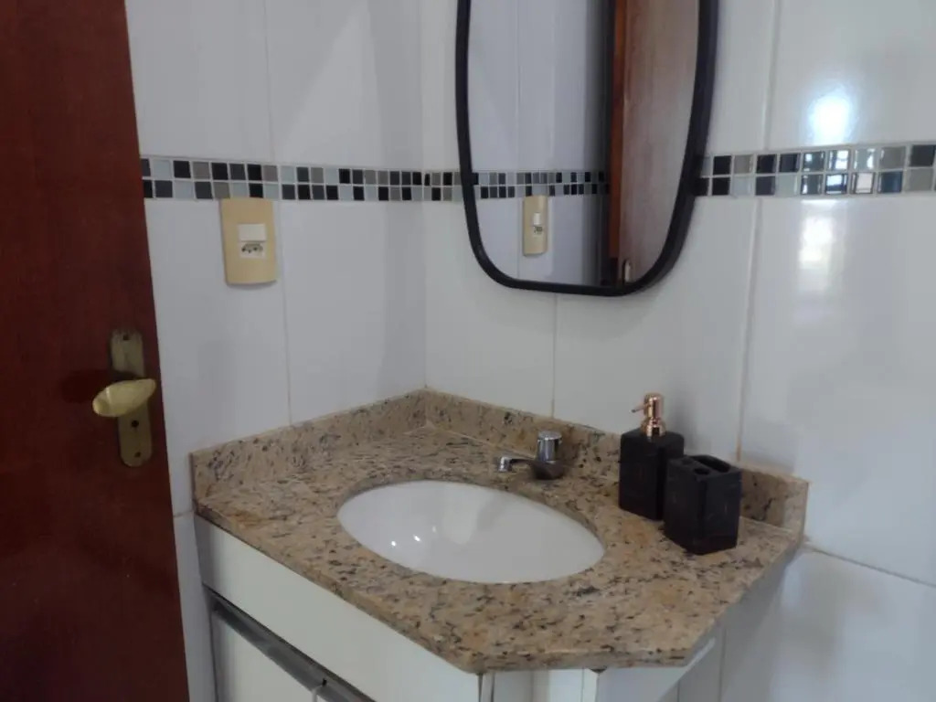 Casa 3 andares a 100 metros de Costa Azul.