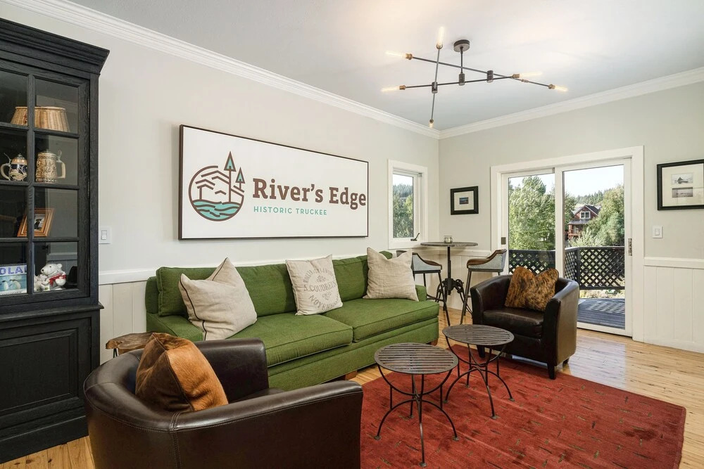 Luxe & Spacious Riverfront , Steps To Downtown 5 Bedroom Home