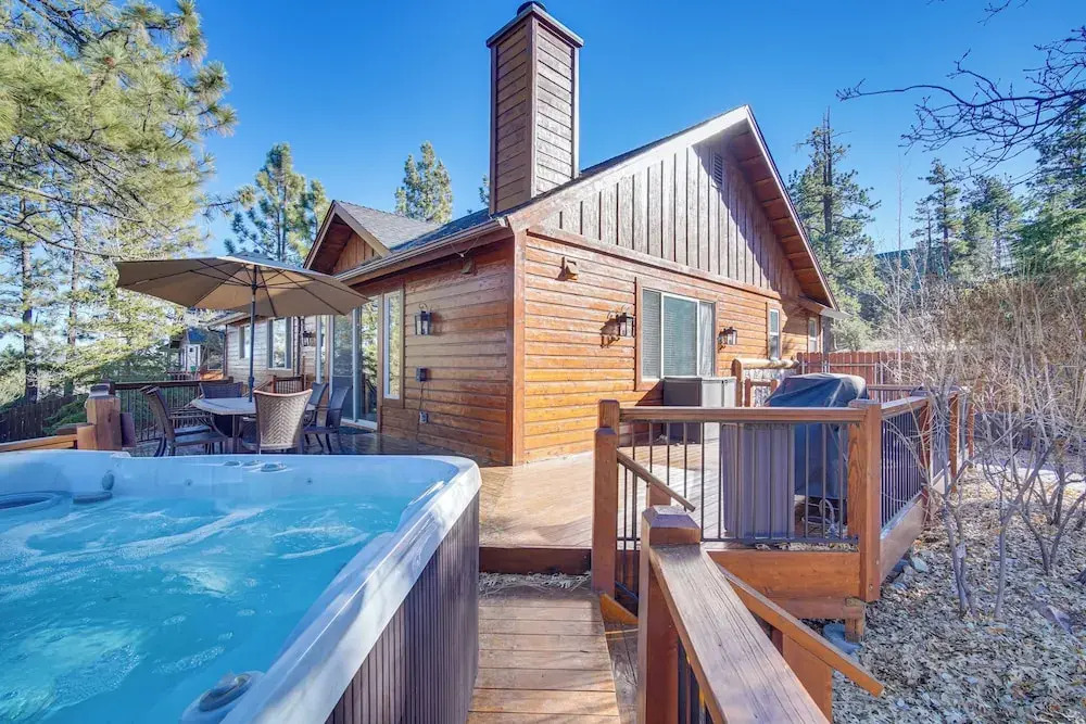 Big Bear Lake Cabin w/ Hot Tub & Gas Fire Pit!