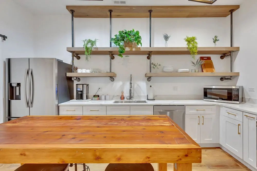 Bright Modern 4Bd 2Ba in the Heart of Wrigleyville by AllSet Turnover