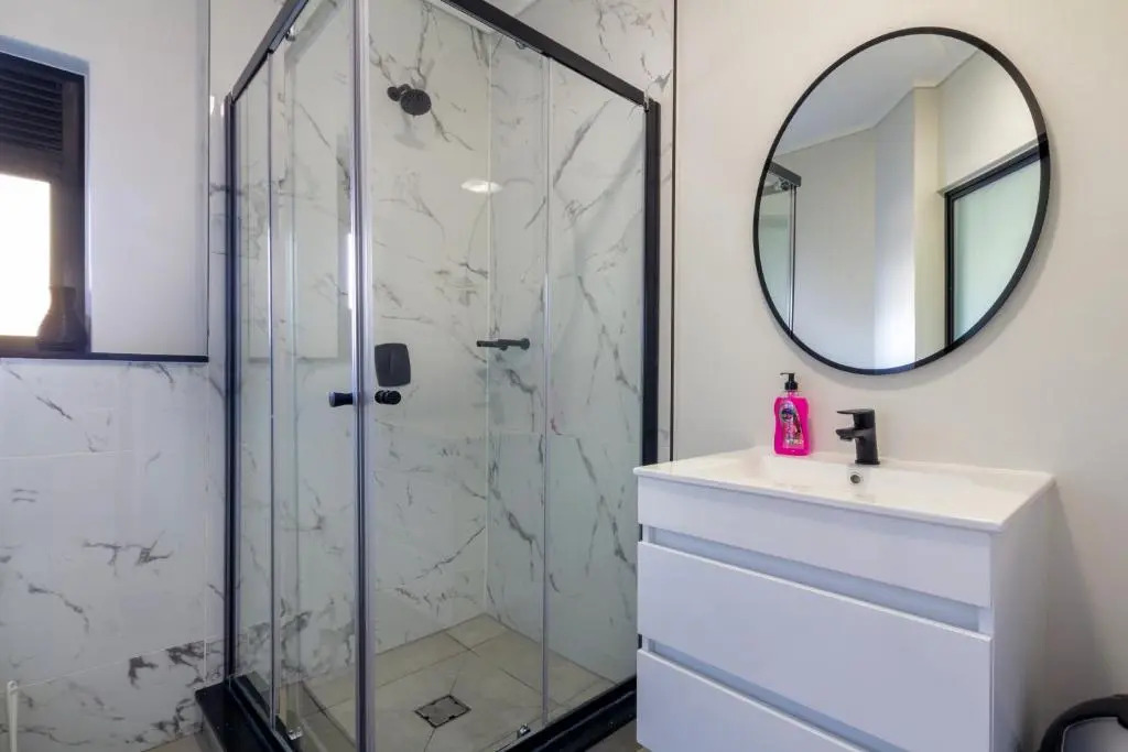 Lovely 1 Modern bedroom in Waterfall City