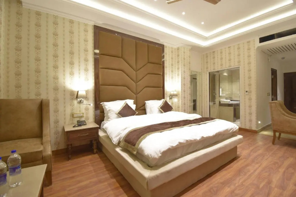 Grand Him Queen AC Room