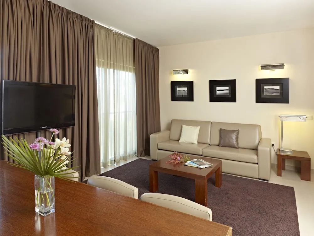 Luxury Villa Heated Pool, walk to São Rafael Beach, Albufeira