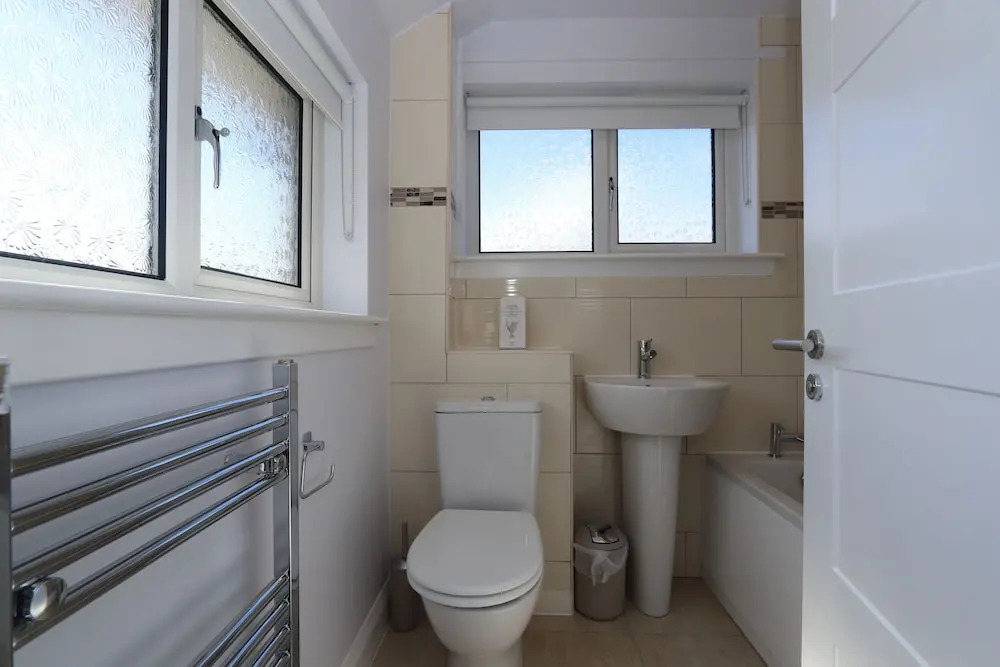 Dunfermline - Luxury 3 bedroom 2 bathroom detached house with garden