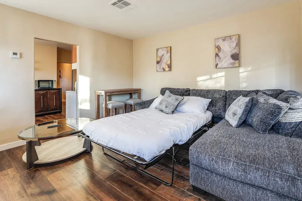 1 Mi to Dtwn, Chase Field! Getaway Near Light Rail
