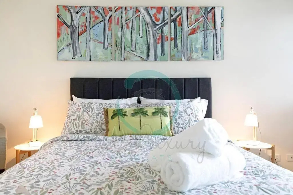 ZEN LUXURY: 2-Story 4-BR Penthouse in Darwin City with Mindal Markets & Harbour Views