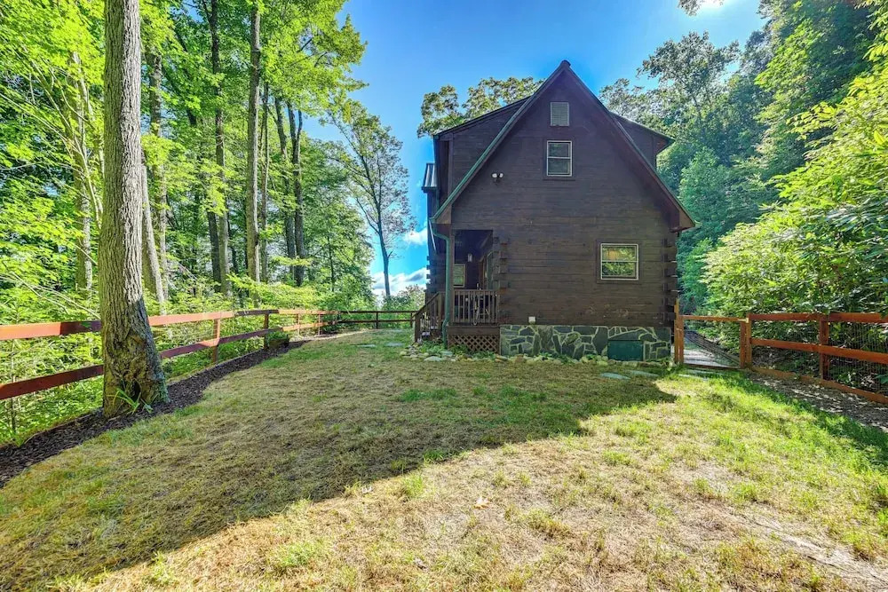 Pet-friendly Bryson City Cabin w/ Fire Pit + Deck!