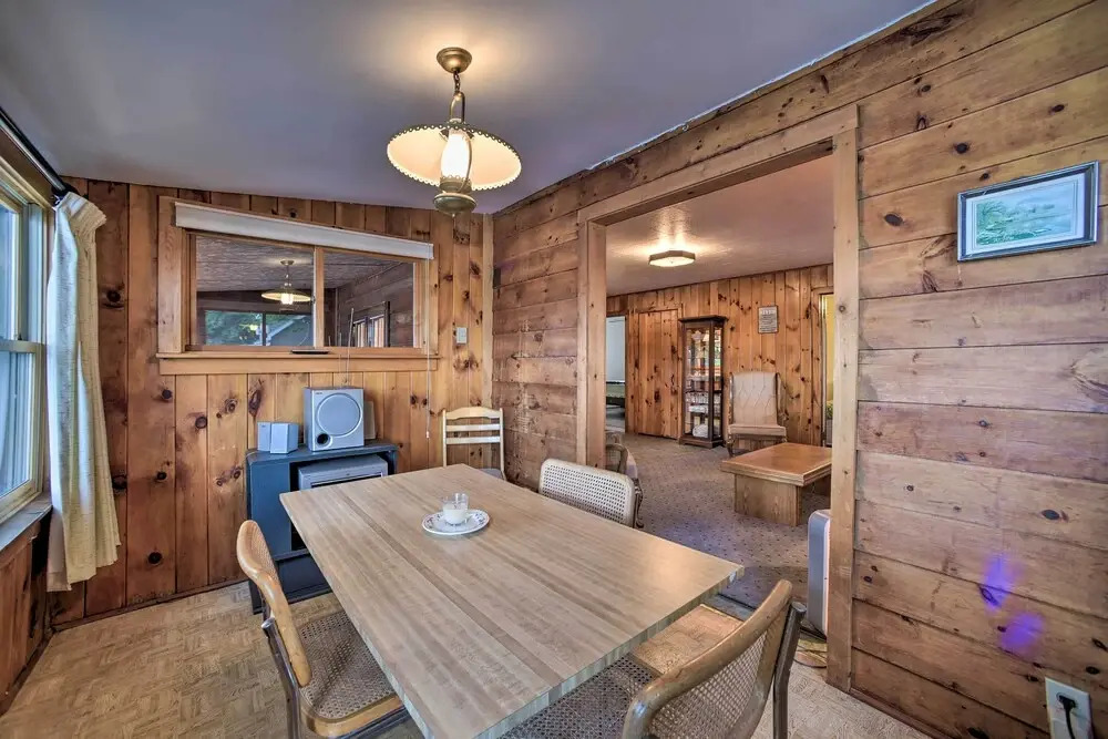 Riverfront Escape w/ Dock: 19 Mi to Saratoga!