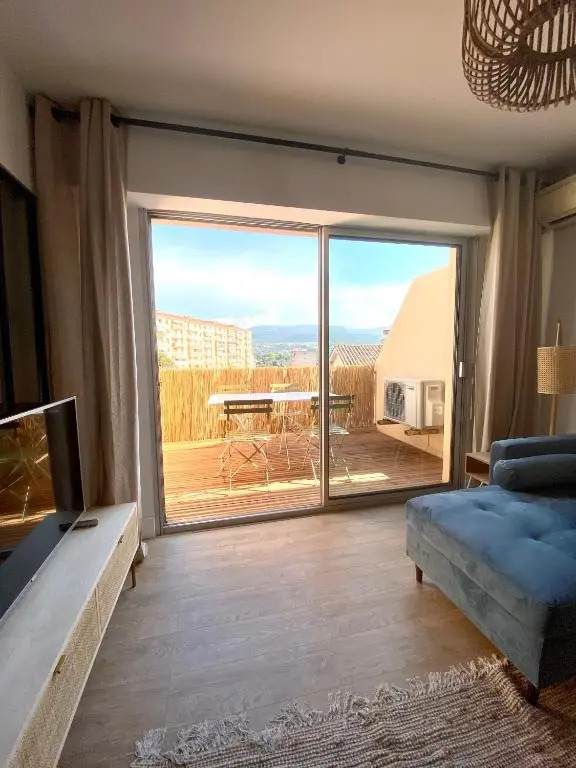 Superbe T2 équipé proche centre ville Ajaccio avec parking