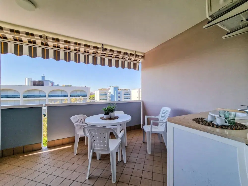 Luminous one Bedroom Flat With Side sea View