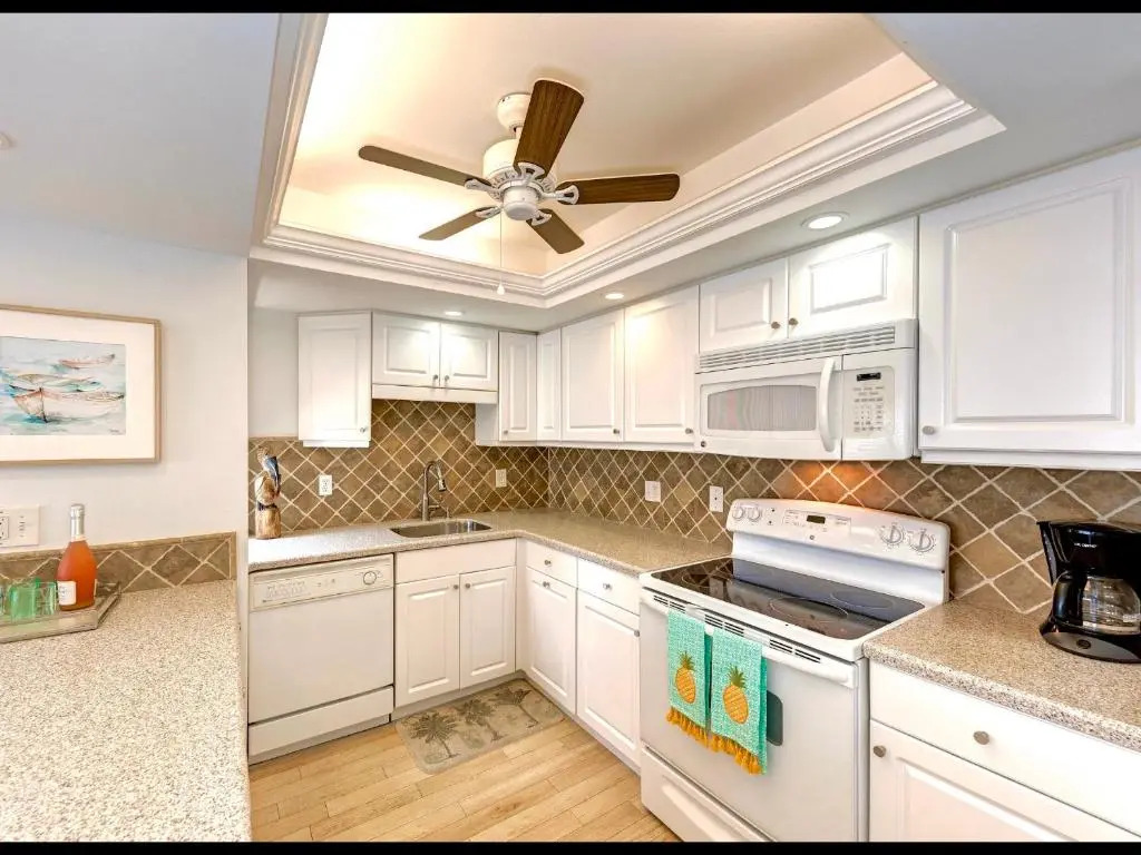 Luxury Waterfront Views/Pool/1400sf/2 min to Beach