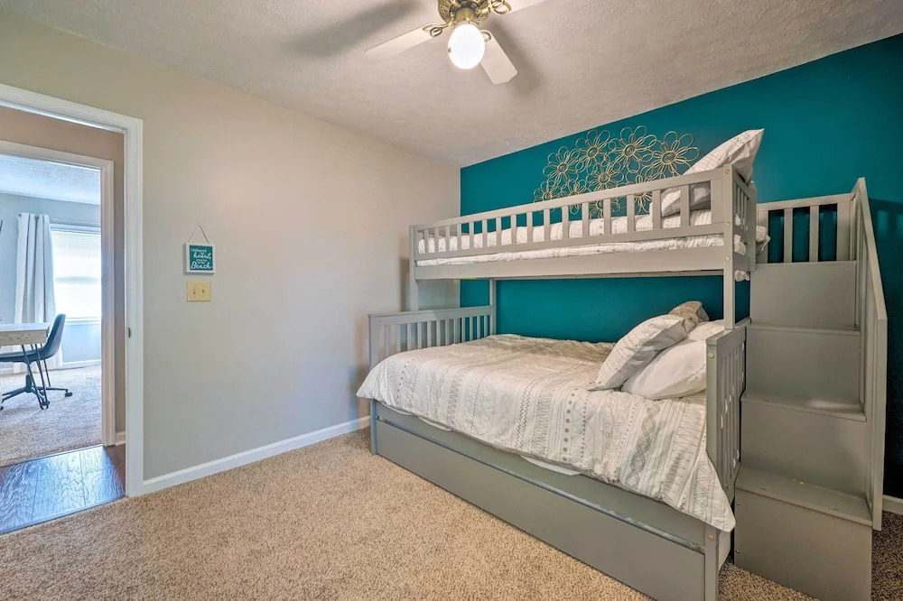 Oak Island Getaway w/ Yard - Walk to Beach!