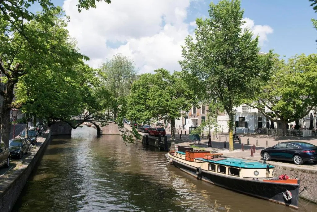 JoyJoyJoy the Black Beauty ecolicious studio in a canal house with French balcony with view on the canals