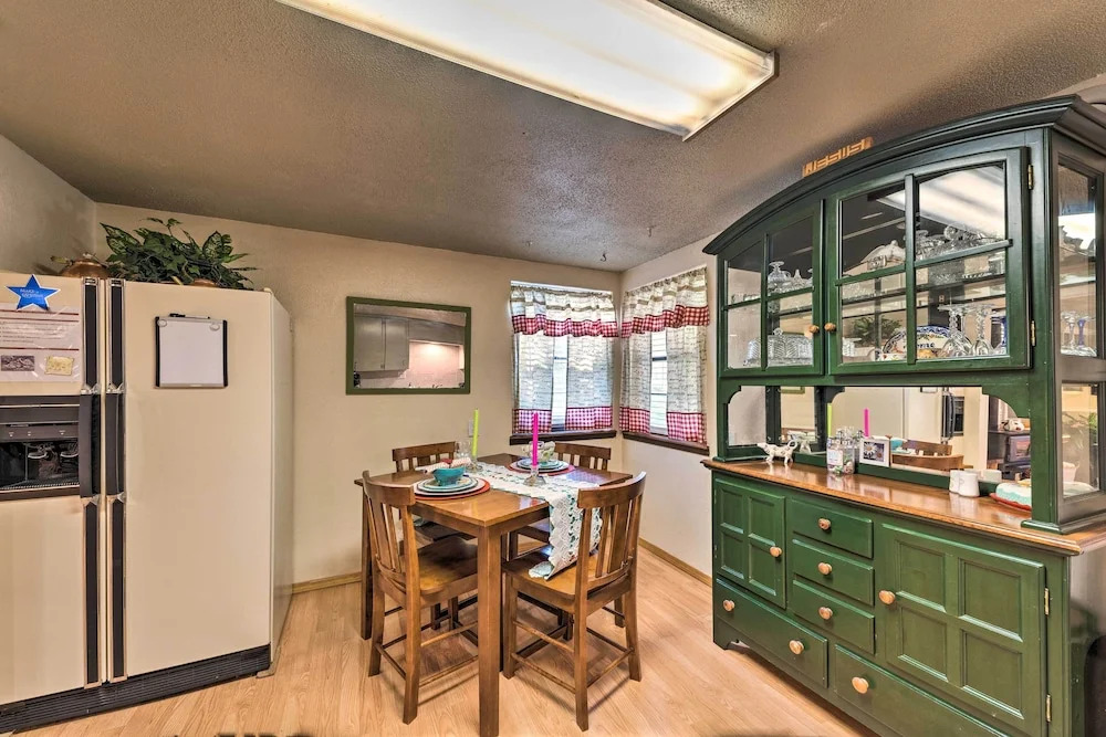 Pet-friendly Ruidoso Cabin w/ Hot Tub & Fire Pit