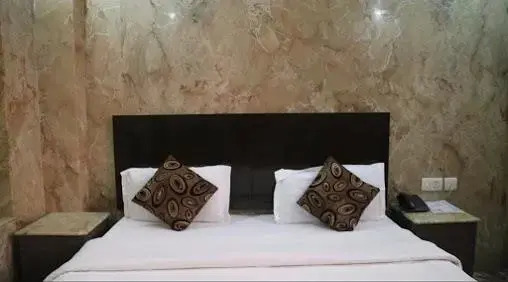 OYO Premium WEA Karol Bagh 2