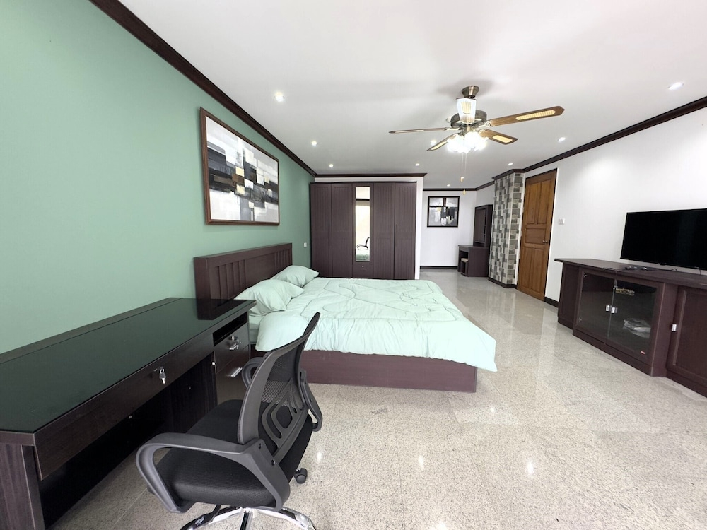 Spacious 2BR Condo - 3 Balconies & Green Views