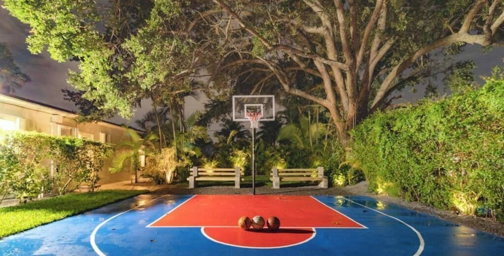 Villa Oahu Basketball Fire Pit Mini Golf